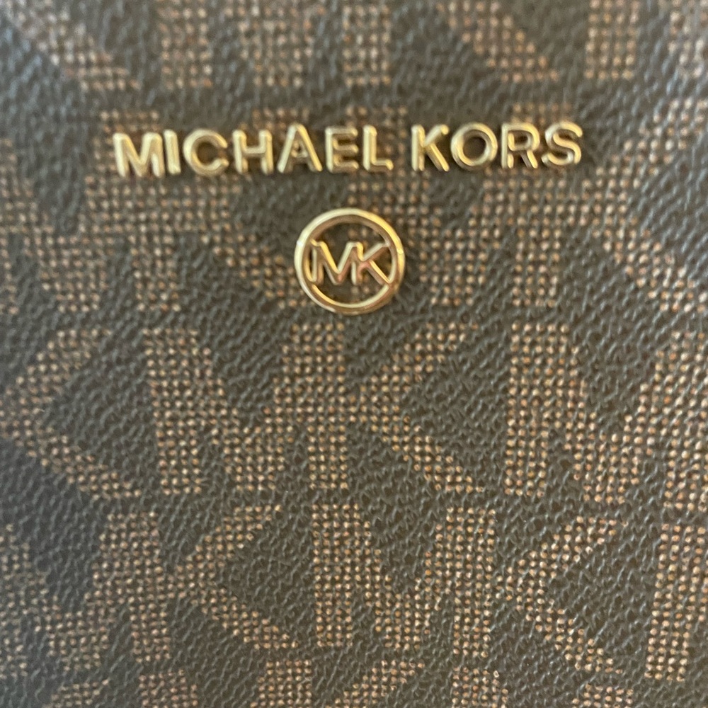 SOLD-MICHAEL Michael Kors Jet Set Charm - Picture 4 of 15